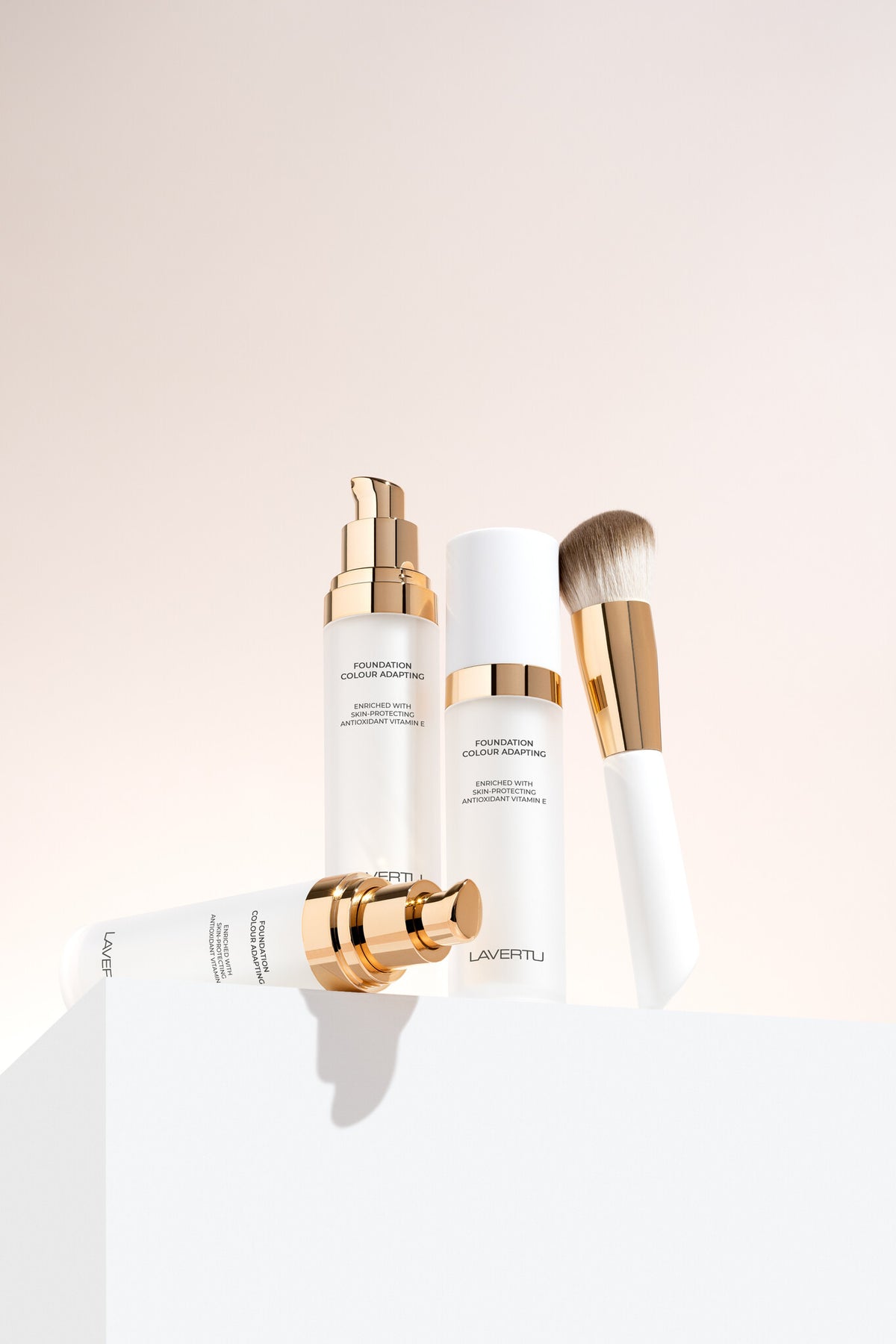 Lavertu Colour Adapting Foundation met navulling en foundationkwast