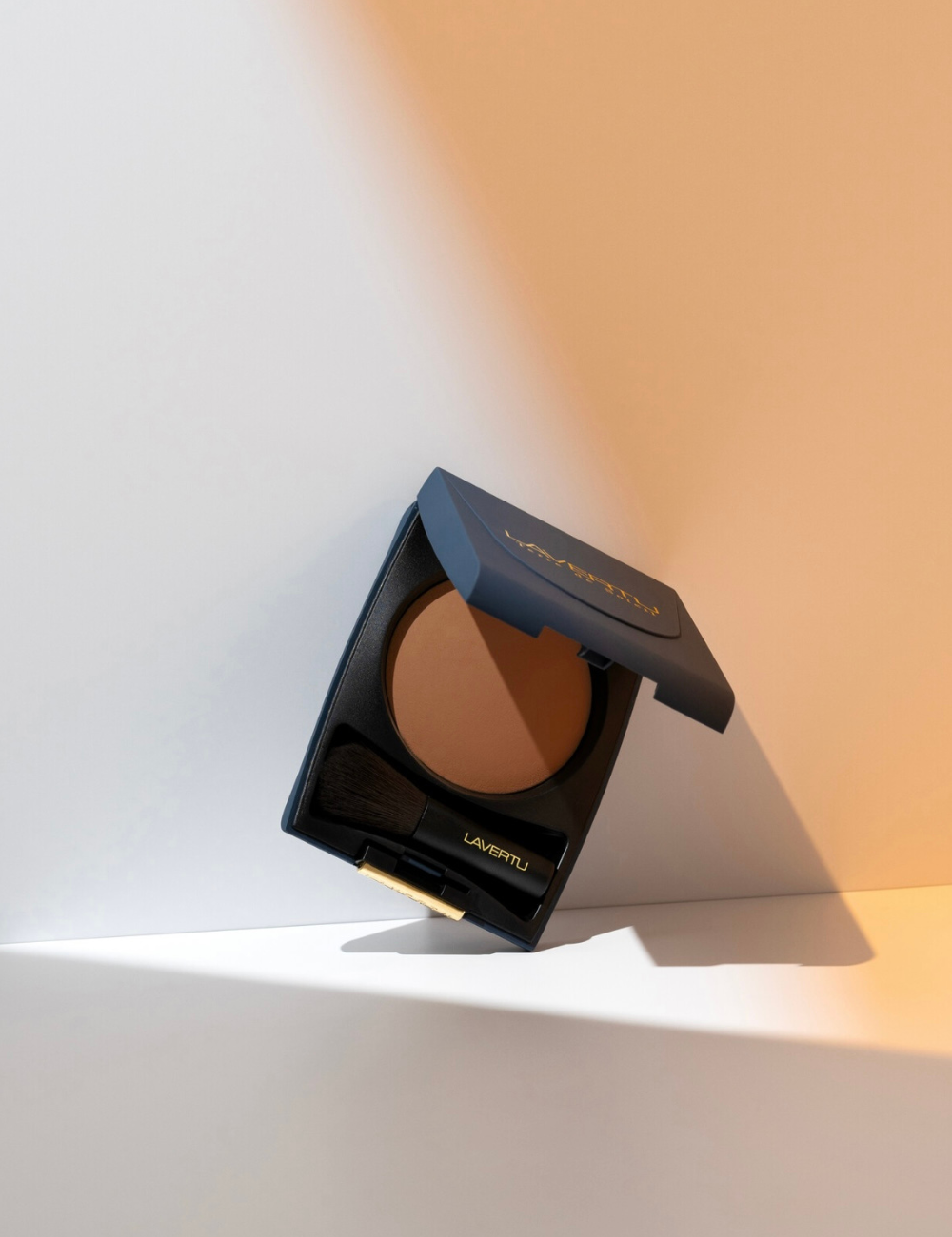 Lavertu Terre de Soleil gebakken bronzer 02 medium in warm natuurlijk licht 