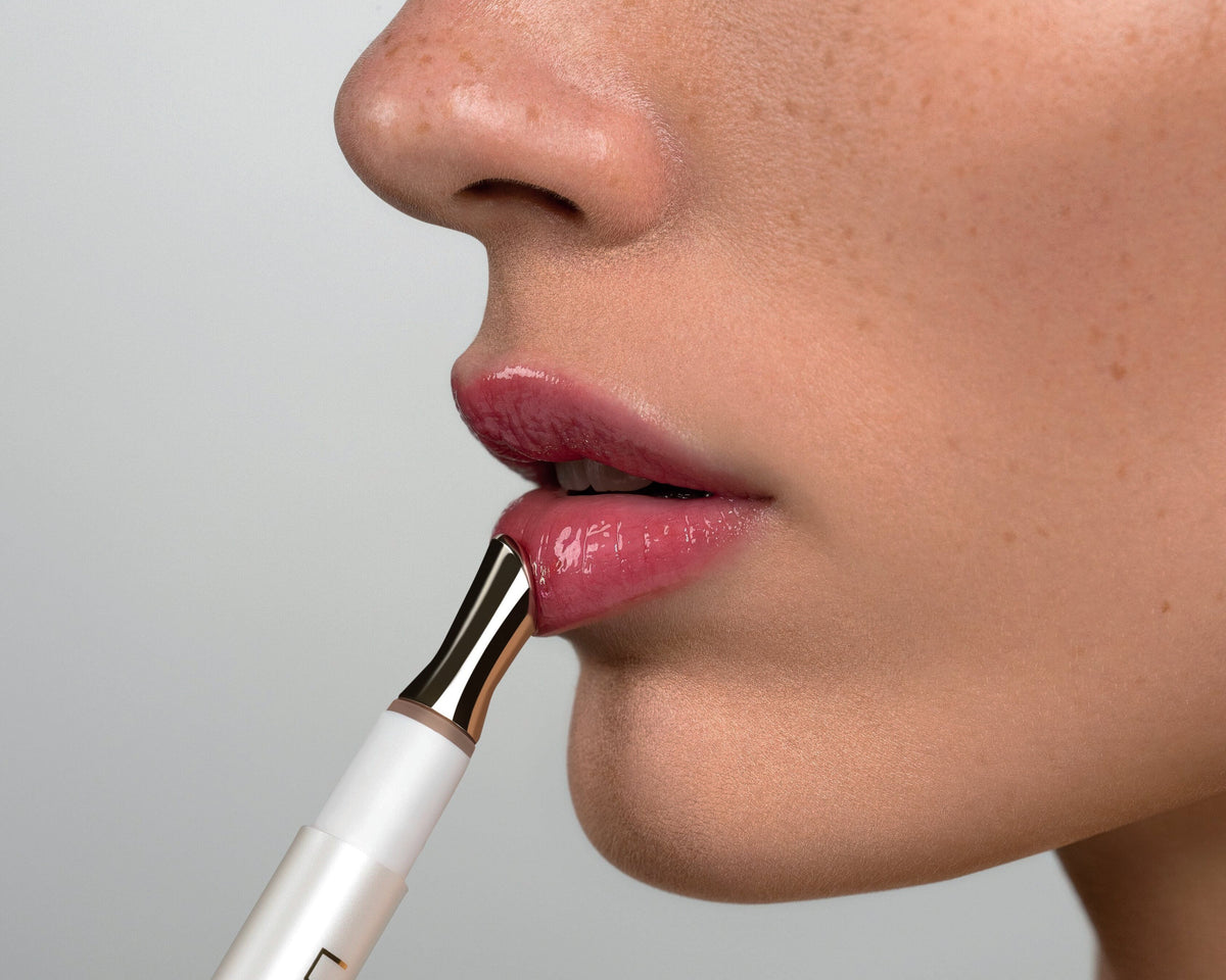 Lavertu model applicate hydrating lip oil with natural glow