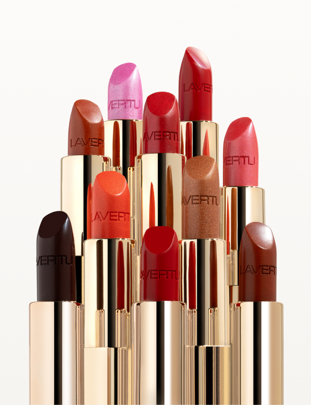 Lipstick Unique collectie met rode, roze, oranje en bruine lipsticks in satijnen en metallic finishes op een witte achtergrond.