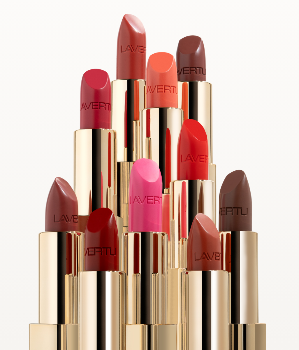 Lipstick Nature-collectie met roze-, nude-, rode en bruine tinten met een zachte demi-matte finish op een witte achtergrond.