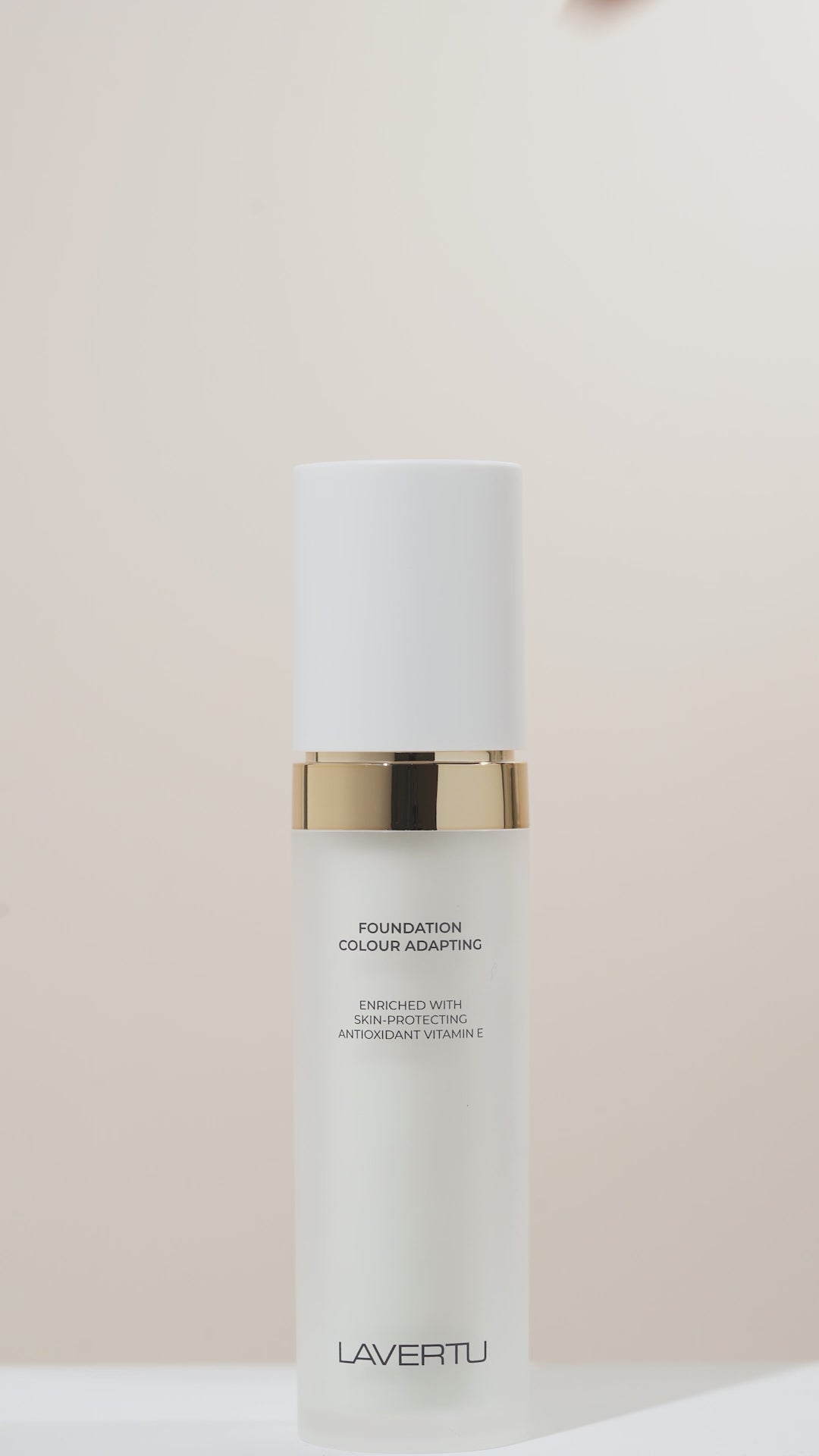 Video showing how to refill the LAVERTU Colour Adapting Foundation using the refill system.